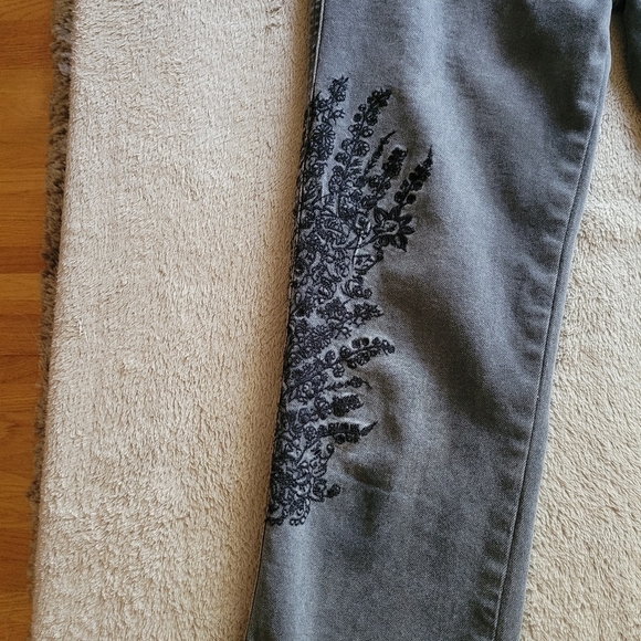 We The Free faded black floral embroidered raw hem jeans size 25​ - Picture 7 of 15